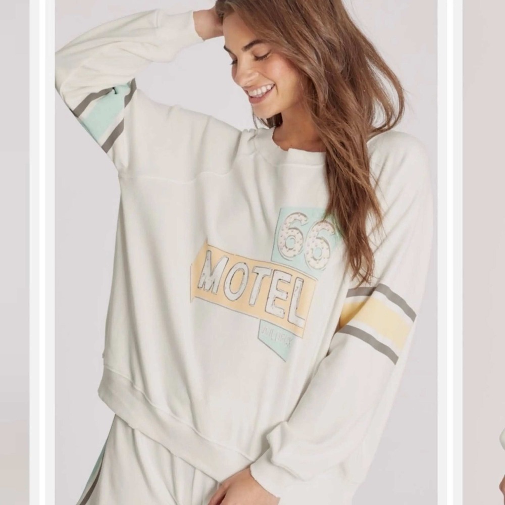 Wildfox Sweatshirt Womens Medium White 66 Motel Graphic Raglan Pullover Retro